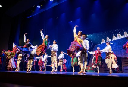 Na scenie Artyści w kostiumach ludowych w trakcie wykonywania finałowej choreografii