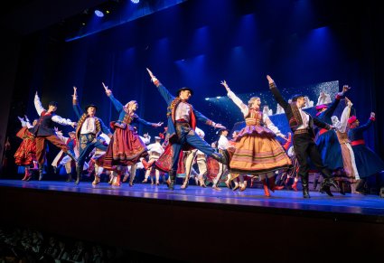 Na scenie Artyści w kostiumach ludowych w trakcie wykonywania finałowej choreografii