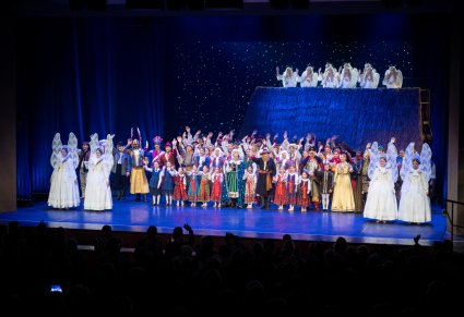 Na scenie wszyscy Artyści w kostiumach grający w spektaklu