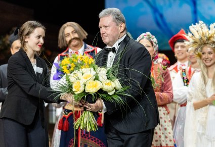 Dyrektor zespołu otrzymuje kwiaty po Premierze widowiska
