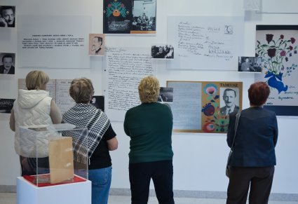 Cztery kobiety podziwiające wystawę poświęconą Tadeuszowi Sygietyńskiemu