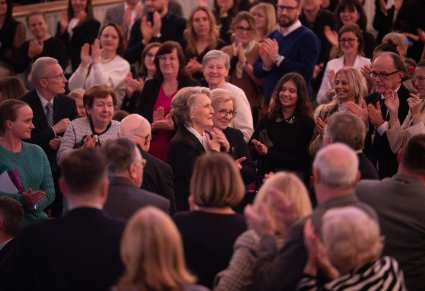 Zbliżenie na Irenę Santor w trakcie witania gości honorowych