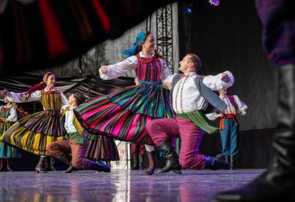 Artyści w kostiumach opoczyńskich na scenie w choreografii tanecznej