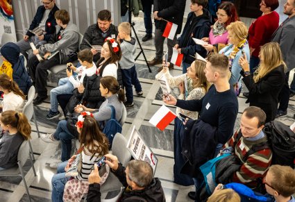 Uczestnicy wspólnego śpiewania pieśni patriotycznych z zespołem "Mazowsze"