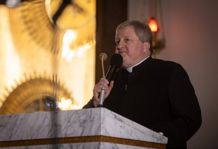 Ksiądz proboszcz Jarosław Miętus podczas przemowy do publiczności koncertu kolęd i pastorałek w Grodzisku Mazowieckim