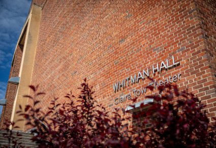 Zbliżenie na budynek WHITMAN HALL Claire Tow Theater