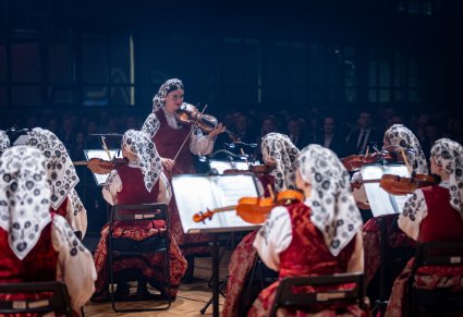 Muzycy z orkiestry smyczkowej w kostiumach wilanowskich