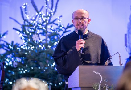 o. Mariusz Książkowy podczas wypowiedzi do mikrofonu