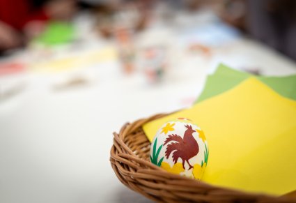 Zbliżenie na jajko nalepiankę, stworzone na warsztatach rękodzielniczych w Pałacu w Karolinie