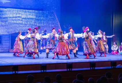 Artyści w kostiumach krakowskich podczas wykonywania choreografii tanecznej