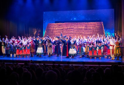 Zbiorowa scena Artystów w kostiumach ludowych wraz z postacią Turonia