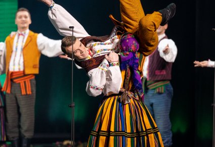 Zbliżenie na parę Artystów w kostiumach opoczyńskich w trakcie wykonywania akrobacji tanecznych