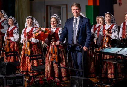 Dyrygent i orkiestra po koncercie w ukłonach