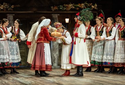 Zbliżenie na scenę całowania chleba przez Pannę Młodą