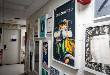 Zbliżenie na plakat zespołu "Mazowsze", który znajduje się na ścianie w Kennedy Center