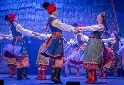 Pary Artystów w kostiumach krakowskich podczas wykonywania choreografii tanecznej