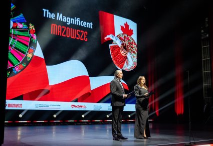 Na scenie prowadząca i prowadzący koncert w Toronto