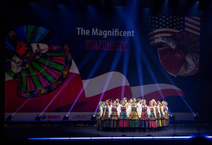 Na scenie Artyści w kostiumach opoczyńskich w trakcie wykonywania choreografii tanecznej
