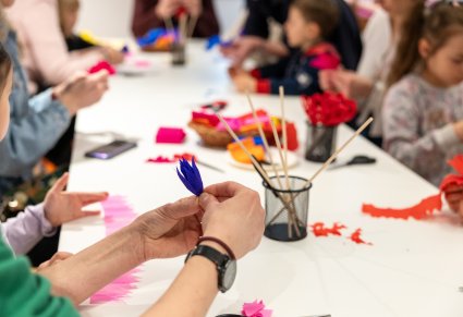 Uczestnicy warsztatów rękodzielniczych z tworzenia palm