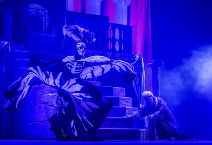 Zbliżenie na postać śmierci i Heroda