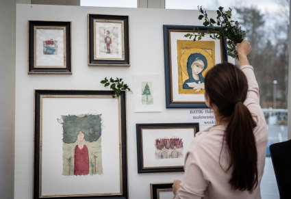 Zbliżenie na stoisko z tkaniną malowaną