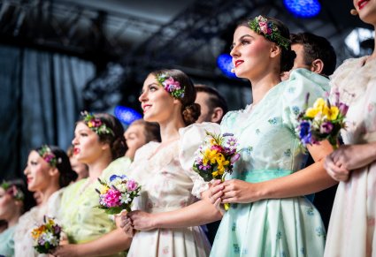 Zbliżenie na Artystki w kostiumach stylowych z końca XIX w.