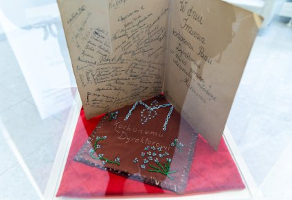 Zbliżenie na historyczną kartkę z życzeniami od zespołu "Mazowsze" dla Tadeusza Sygietyńskiego w 1953 roku