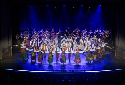 Na scenie Artyści w kostiumach opoczyńskich podczas wykonywania choreografii tanecznej. Na drugim planie Orkiestra w kostiumach wilanowskich