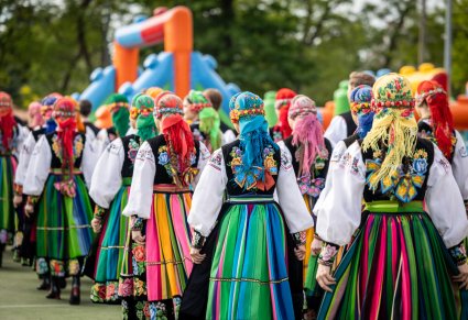 Na zdjęciu widoczne kostiumy łowickie Artystów Chóru od tyłu