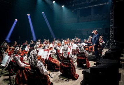 Widok na orkiestrę w kostiumach wilanowskich wraz z Dyrygentem