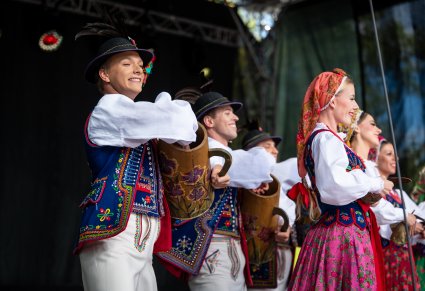 Artyści w kostiumach limanowskich na scenie
