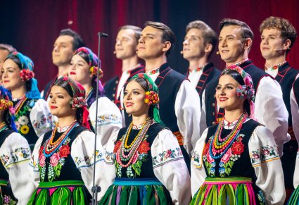 Zbliżenie na chór w kostiumach łowickich