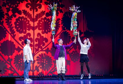 Na scenie Pan Kajetan trzymający olbrzymie, strojne palmy a obok niego Tomek i Agnieszka