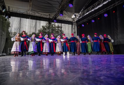Artyści w kostiumach wilanowskich na scenie wykonujący choreografię taneczną