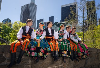 Grupa Artystów w kostiumach łowickich w Central Parku