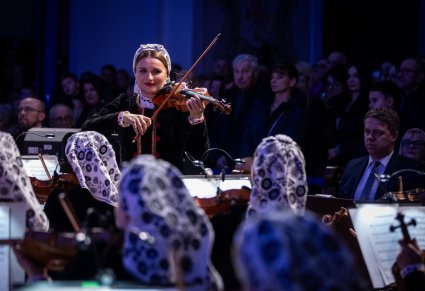 Zbliżenie na Część Orkiestry smyczkowej w kostiumach wilanowskich