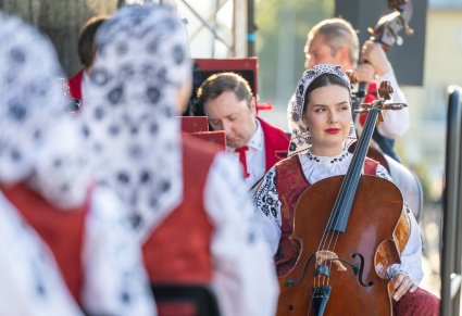Zbliżenie na Artystów Orkiestry w kostiumach wilanowskich