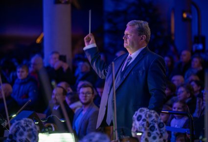 Zbliżenie na Dyrektora zespołu "Mazowsze" podczas dyrygowania koncertu kolęd i pastorałek