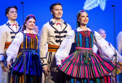 Zbliżenie na dwie pary Artystów w kostiumach opoczyńskich