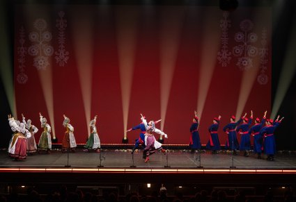 Na scenie Artyści w kostiumach wilanowskich podczas wykonywania choreografii tanecznej