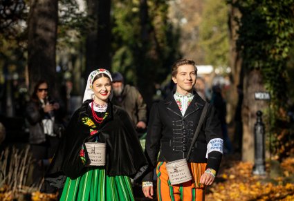 Para Artystów w kostiumach kocierzewskich z puszkami 51 Kwesty na Starych Powązkach