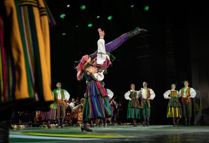 Widok na parę Artystów w kostiumach opoczyńskich podczas wykonywania spektakularnej choreografii tanecznej