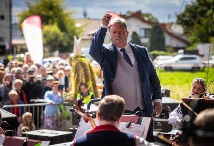 Dyrektor Jacek Boniecki w trakcie dyrygowania koncertu