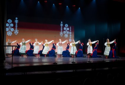 Na scenie Artyści w kostiumach wilanowskich w trakcie wykonywania choreografii tanecznej