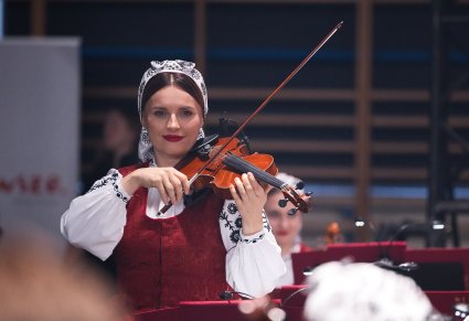 Zbliżenie na Skrzypaczkę w kostiumie wilanowskim