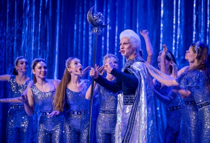 Na pierwszym planie postać Księżyca a wkoło niego postacie Gwiazd we wspólnej scenie