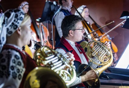 Zbliżenie na muzyków z orkiestry dętej