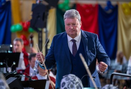 Zbliżenie na dyrygenta podczas koncertu