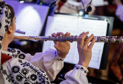 Zbliżenie na flecistkę podczas koncertu