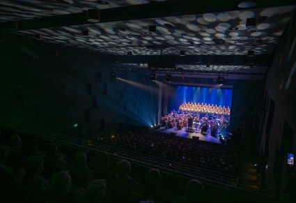 Szerokie ujęcie sali, publiczności i sceny z artystami